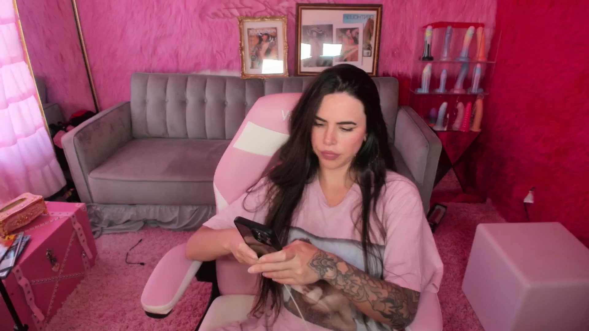 Gallery image thumbnail from thatgrlsuttin's myfreecams stream on, 05/19/2025, 22:21 image 10 of 20