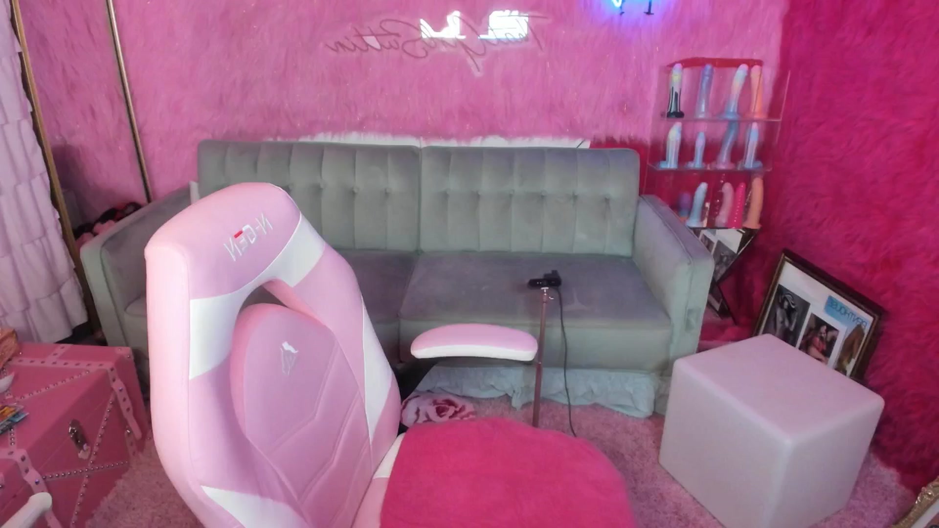Gallery image thumbnail from thatgrlsuttin's myfreecams stream on, 07/22/2025, 04:01 image 20 of 20