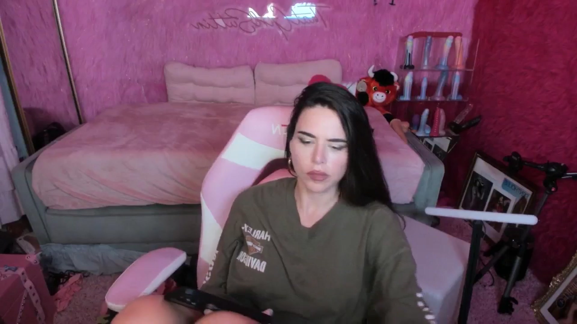 Gallery image thumbnail from thatgrlsuttin's myfreecams stream on, 09/05/2025, 06:16 image 17 of 20