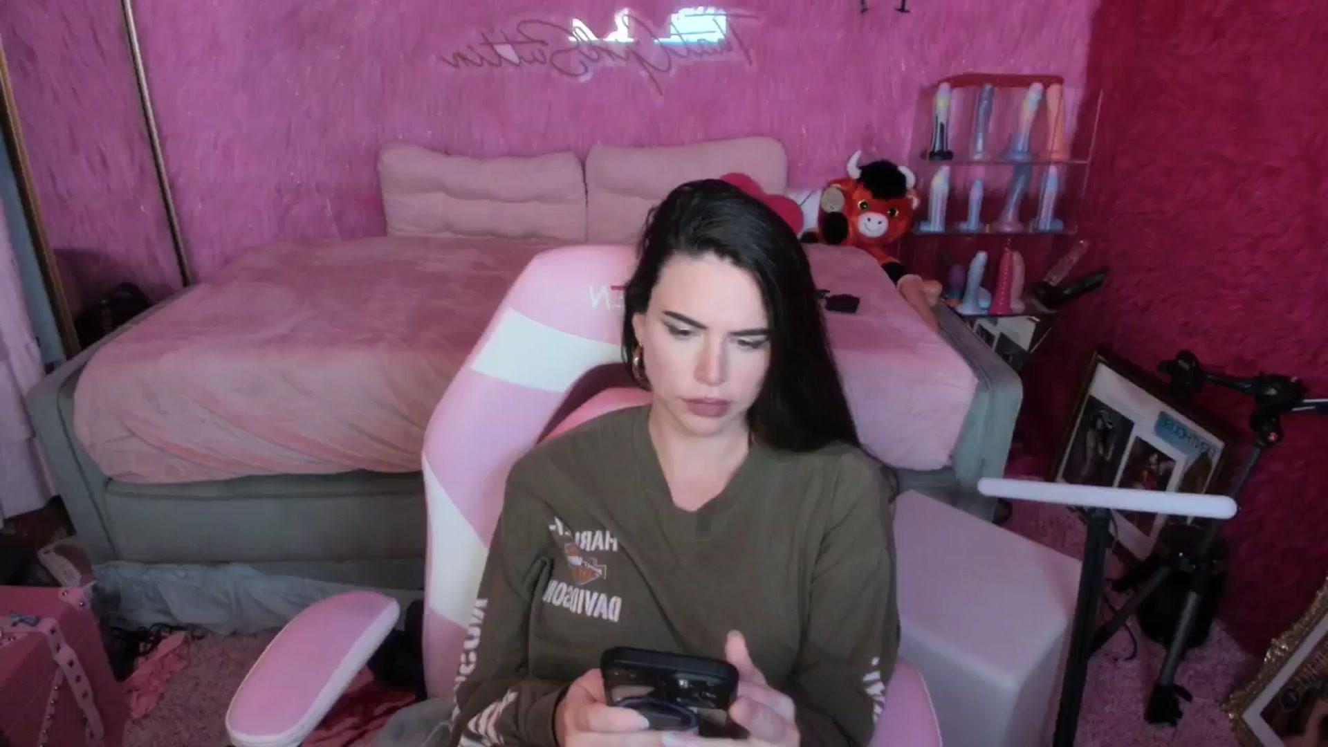 Gallery image thumbnail from thatgrlsuttin's myfreecams stream on, 09/05/2025, 06:16 image 16 of 20