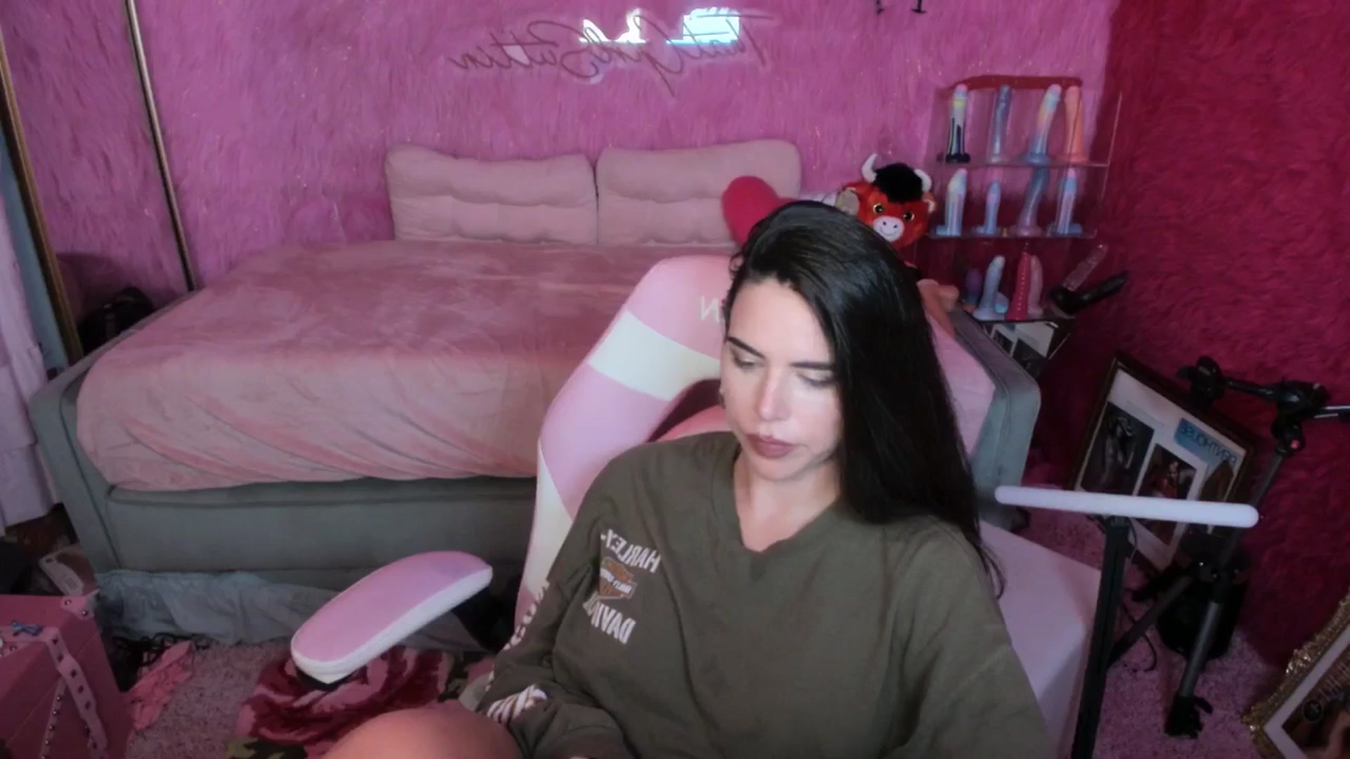 Gallery image thumbnail from thatgrlsuttin's myfreecams stream on, 09/05/2025, 06:16 image 20 of 20