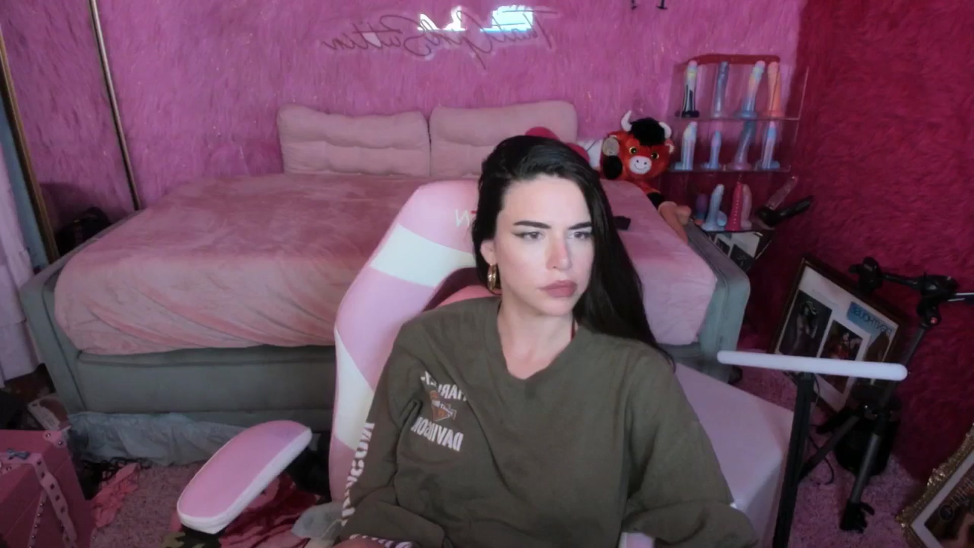 Gallery image thumbnail from thatgrlsuttin's myfreecams stream on, 09/05/2025, 06:16 image 12 of 20