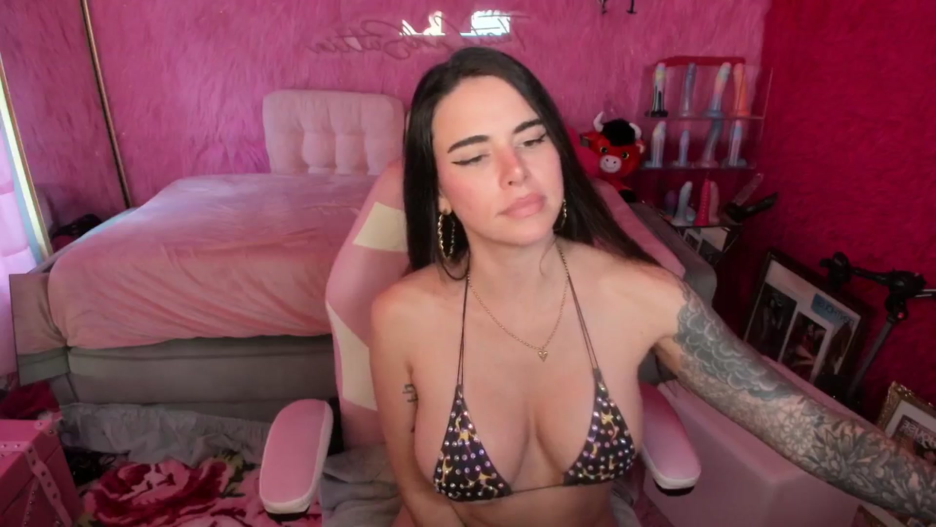 Gallery image thumbnail from thatgrlsuttin's myfreecams stream on, 10/06/2025, 22:57 image 17 of 20