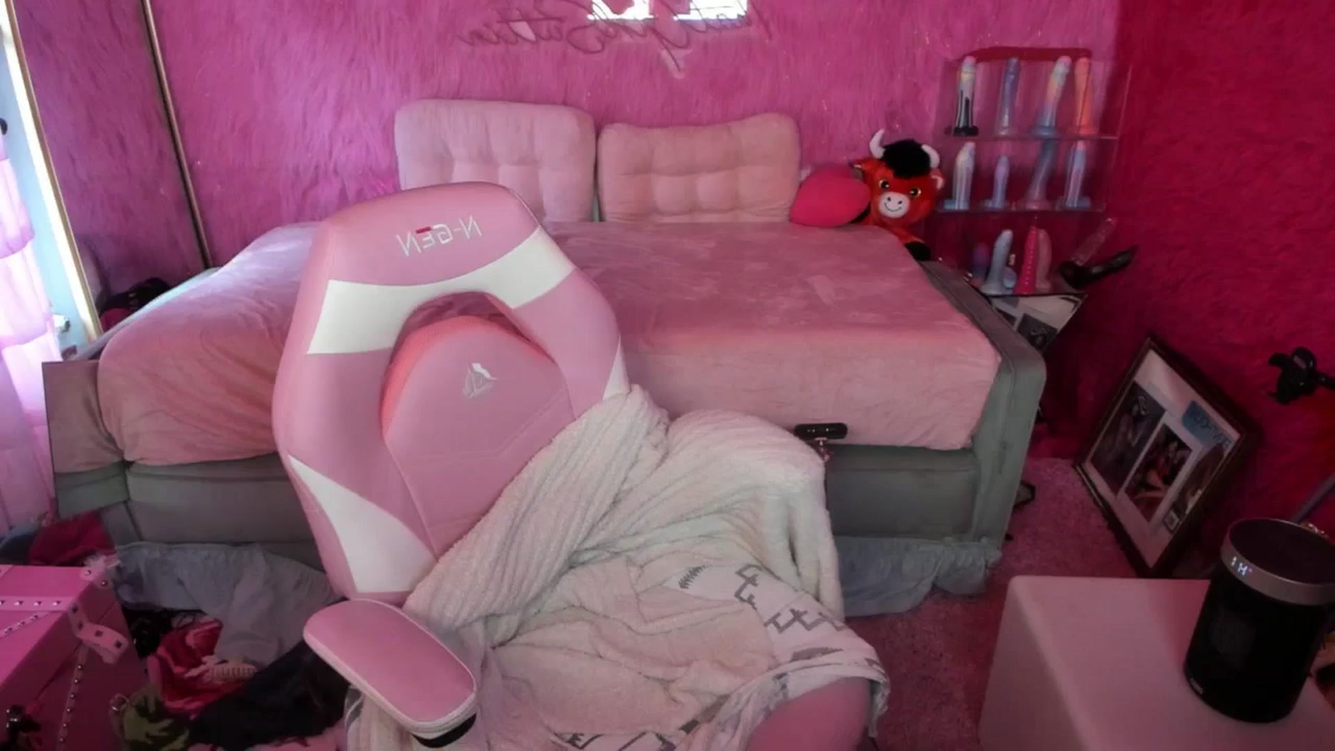 Gallery image thumbnail from thatgrlsuttin's myfreecams stream on, 10/14/2025, 21:46 image 17 of 20