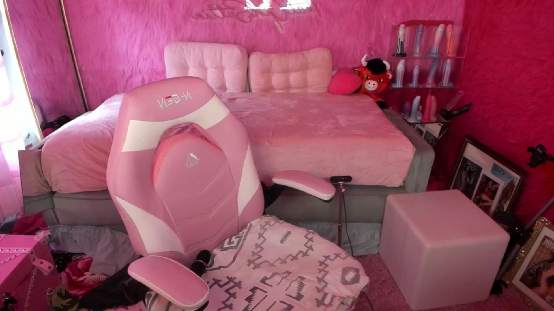 Gallery image thumbnail from thatgrlsuttin's myfreecams stream on, 10/14/2025, 21:46 image 4 of 20