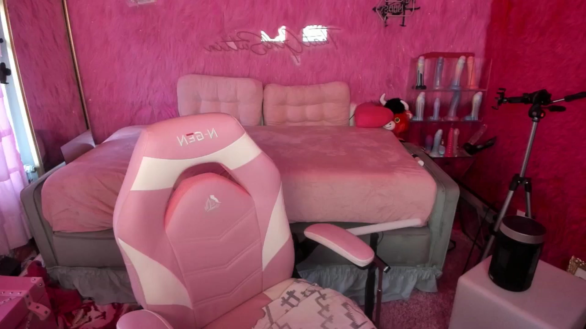 Gallery image thumbnail from thatgrlsuttin's myfreecams stream on, 10/23/2025, 24:05 image 4 of 20