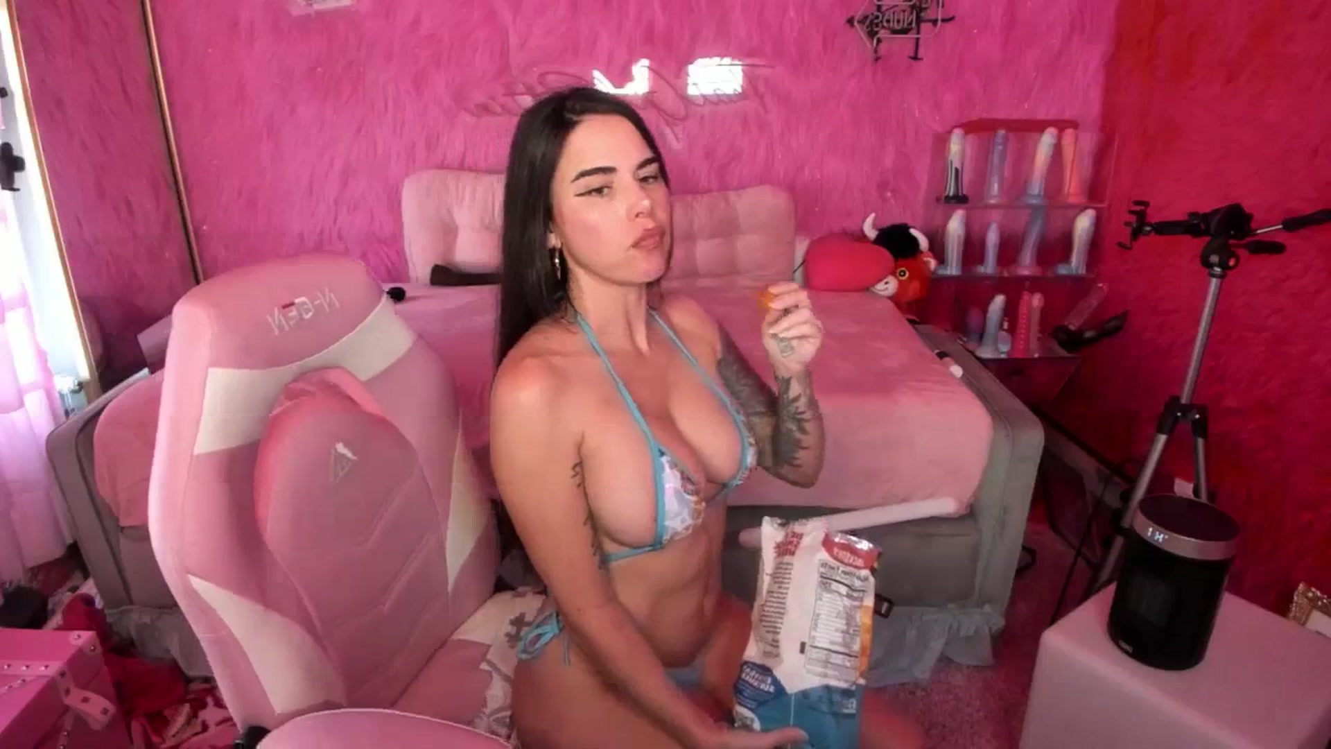Gallery image thumbnail from thatgrlsuttin's myfreecams stream on, 10/23/2025, 24:05 image 6 of 20