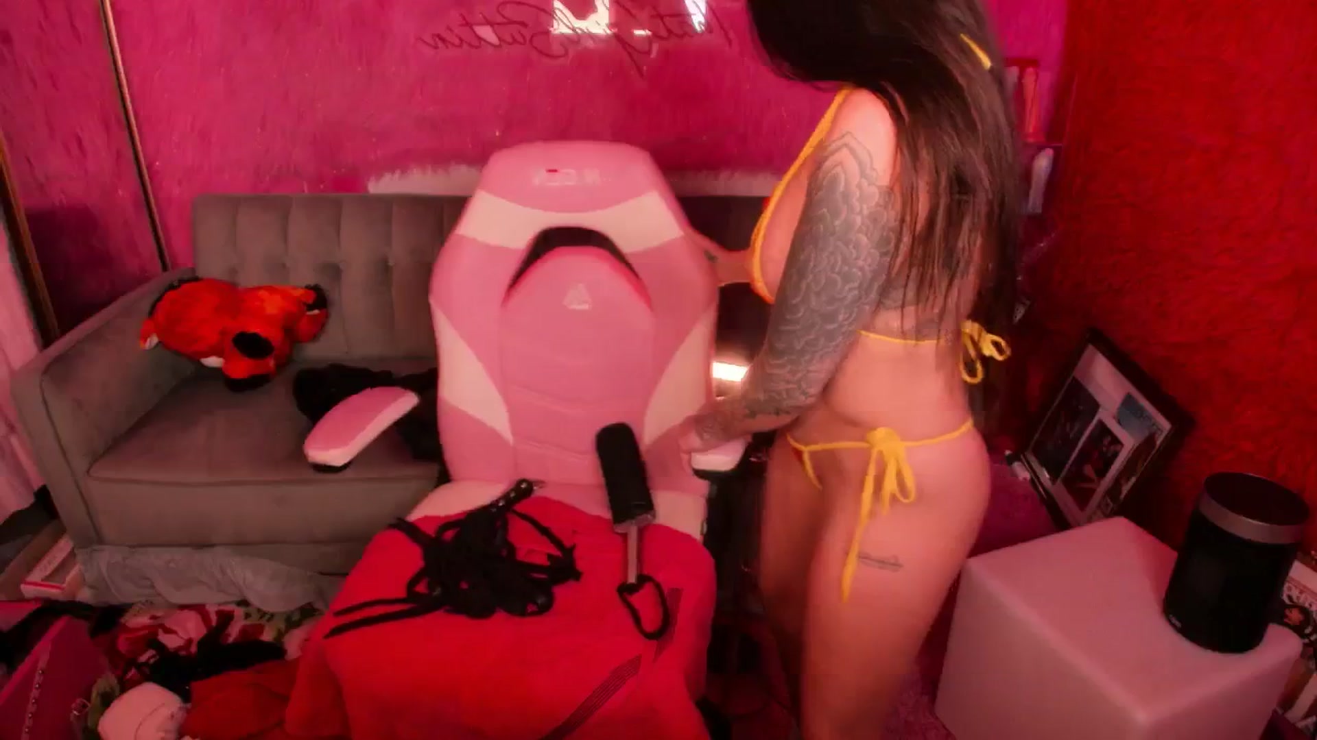 Gallery image thumbnail from thatgrlsuttin's myfreecams stream on, 12/10/2025, 02:39 image 18 of 20