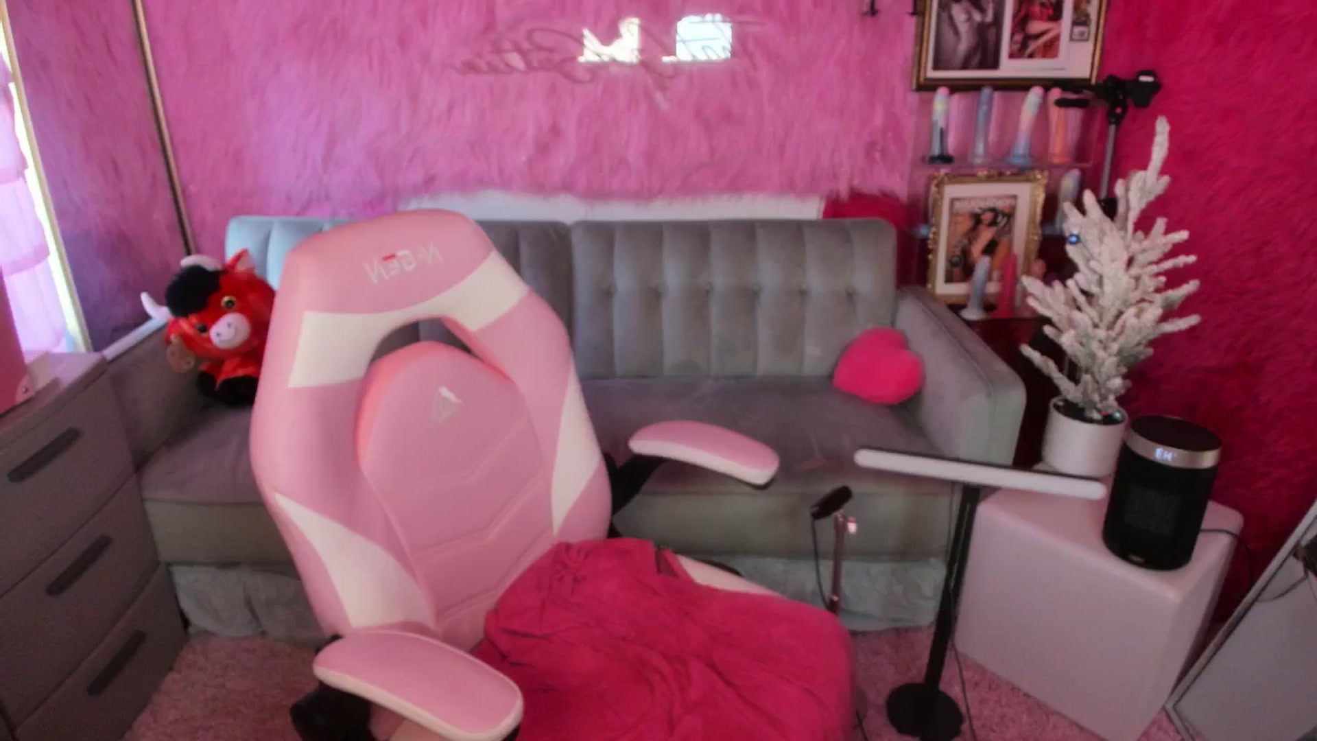Gallery image thumbnail from thatgrlsuttin's myfreecams stream on, 12/17/2025, 22:38 image 10 of 20