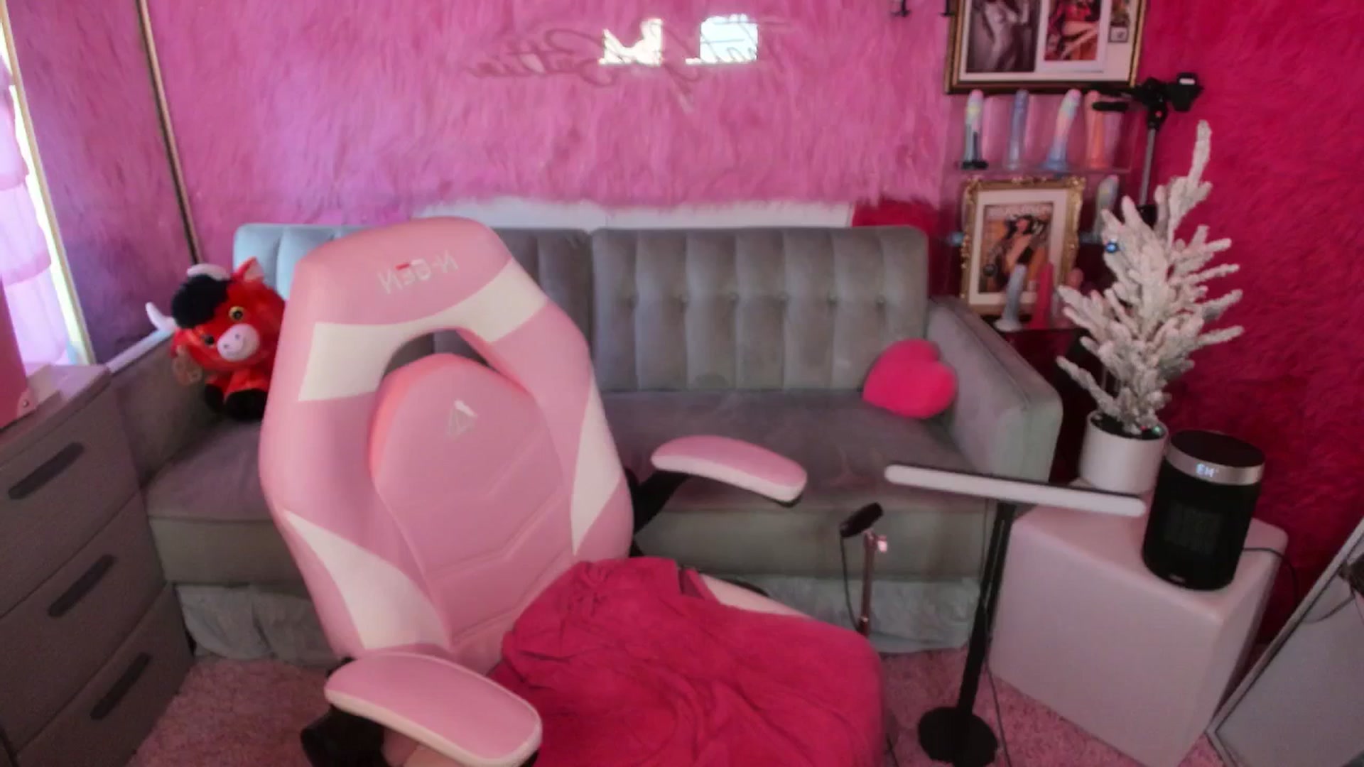 Gallery image thumbnail from thatgrlsuttin's myfreecams stream on, 12/17/2025, 22:38 image 9 of 20