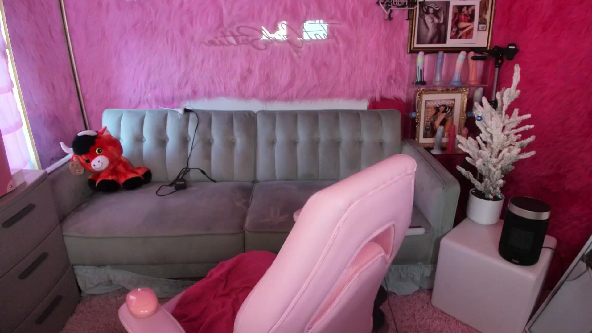 Gallery image thumbnail from thatgrlsuttin's myfreecams stream on, 12/18/2025, 21:43 image 14 of 20