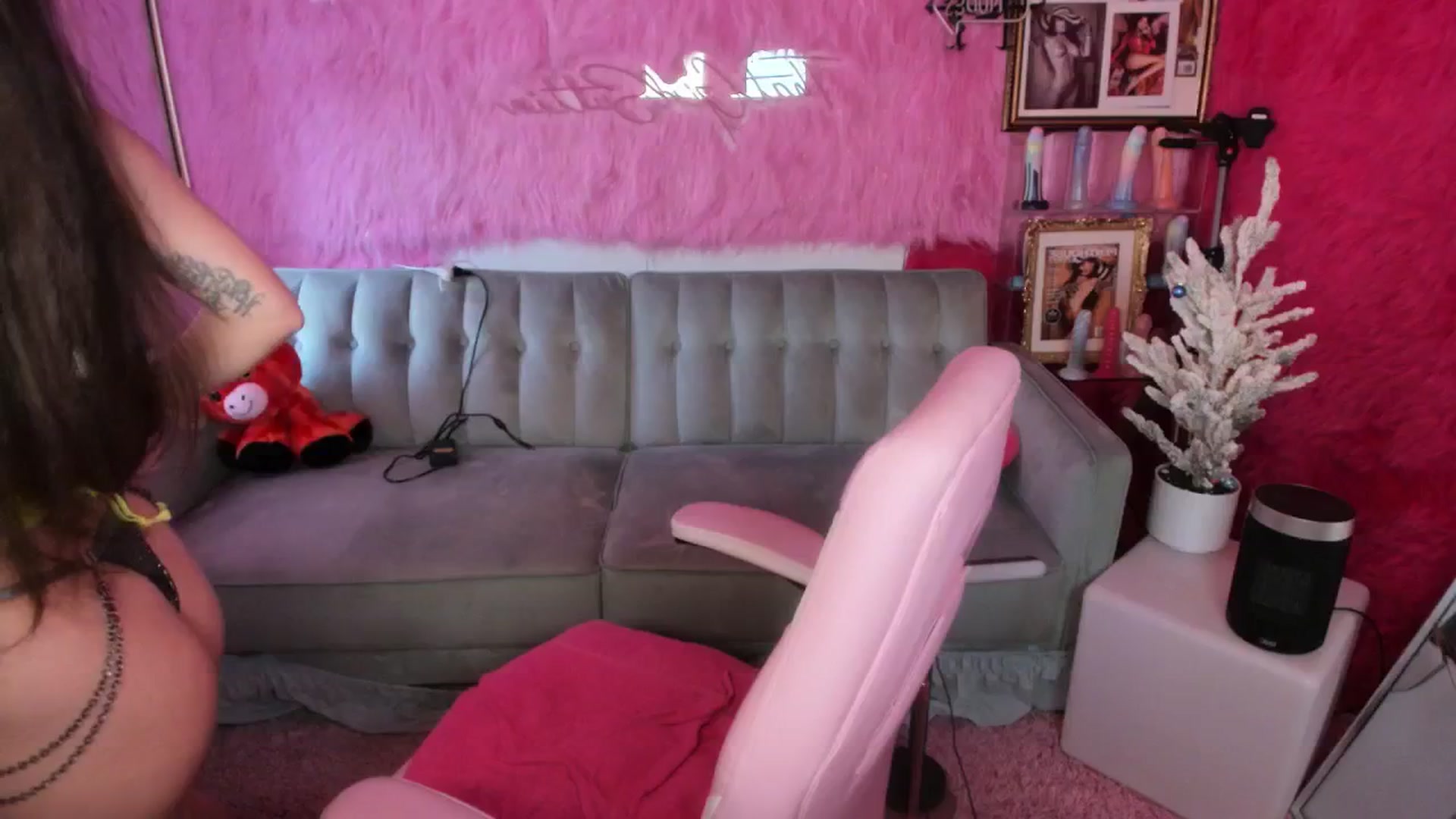 Gallery image thumbnail from thatgrlsuttin's myfreecams stream on, 12/18/2025, 21:43 image 16 of 20