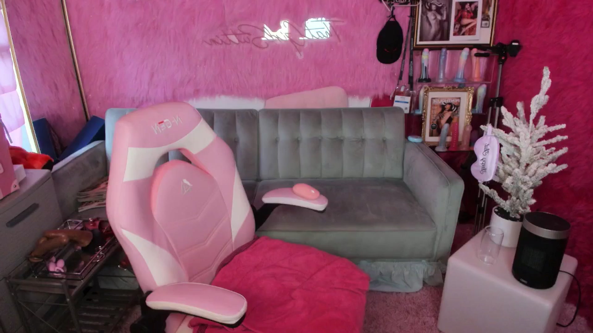 Gallery image thumbnail from thatgrlsuttin's myfreecams stream on, 12/22/2025, 23:01 image 9 of 20