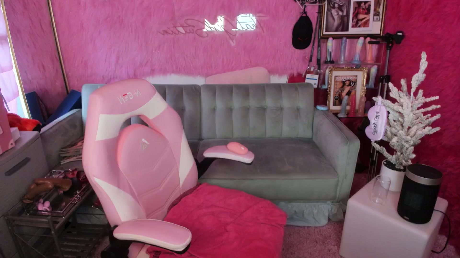 Gallery image thumbnail from thatgrlsuttin's myfreecams stream on, 12/22/2025, 23:01 image 11 of 20