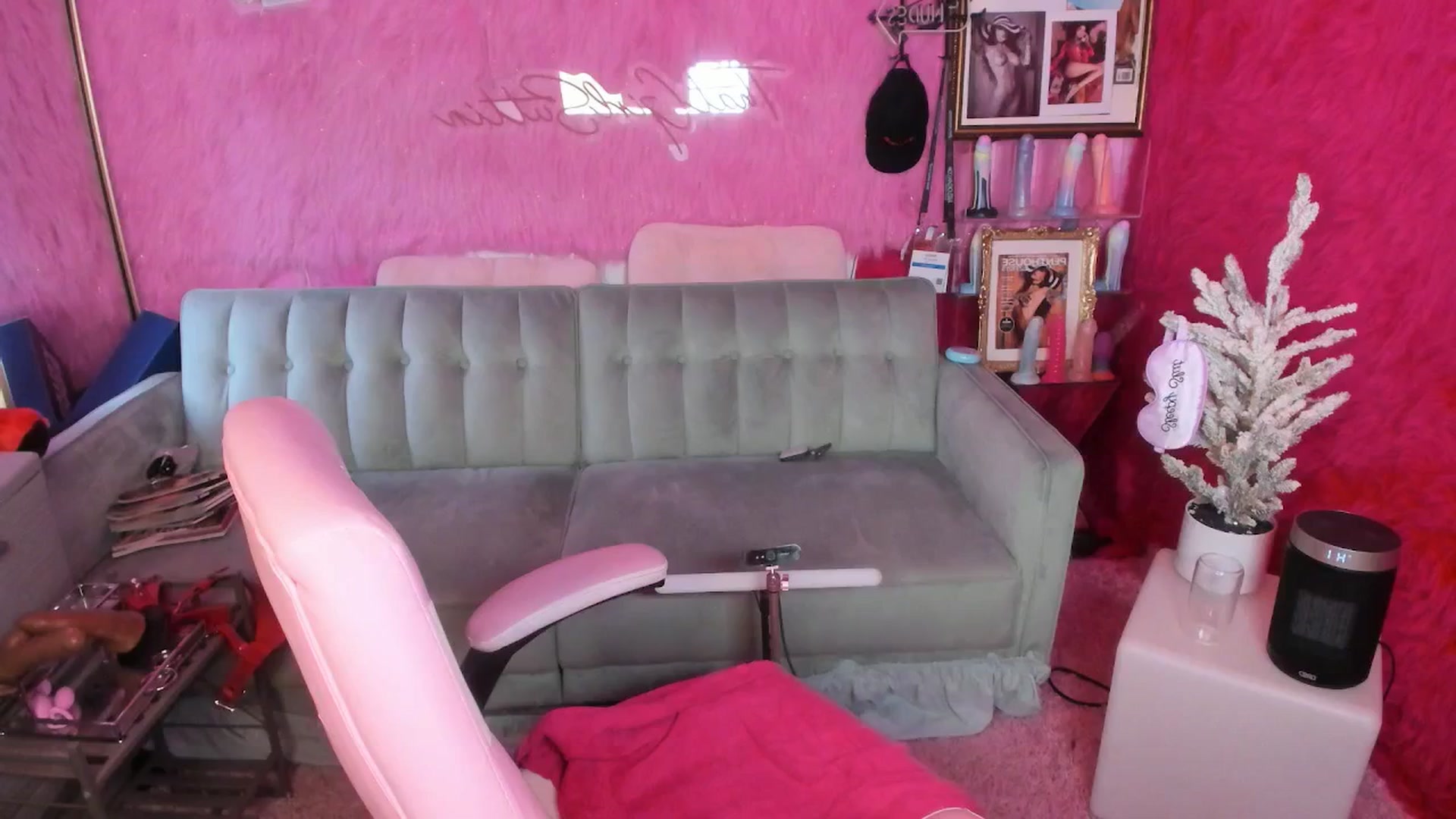 Gallery image thumbnail from thatgrlsuttin's myfreecams stream on, 12/30/2025, 23:26 image 10 of 20