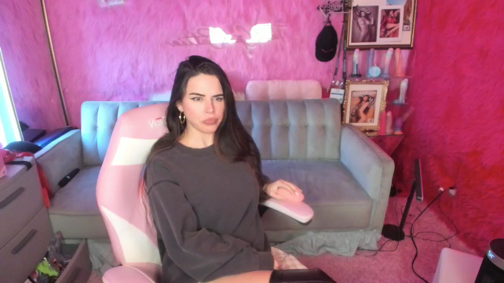 Gallery image thumbnail from thatgrlsuttin's myfreecams stream on, 01/08/2026, 24:03 image 16 of 20