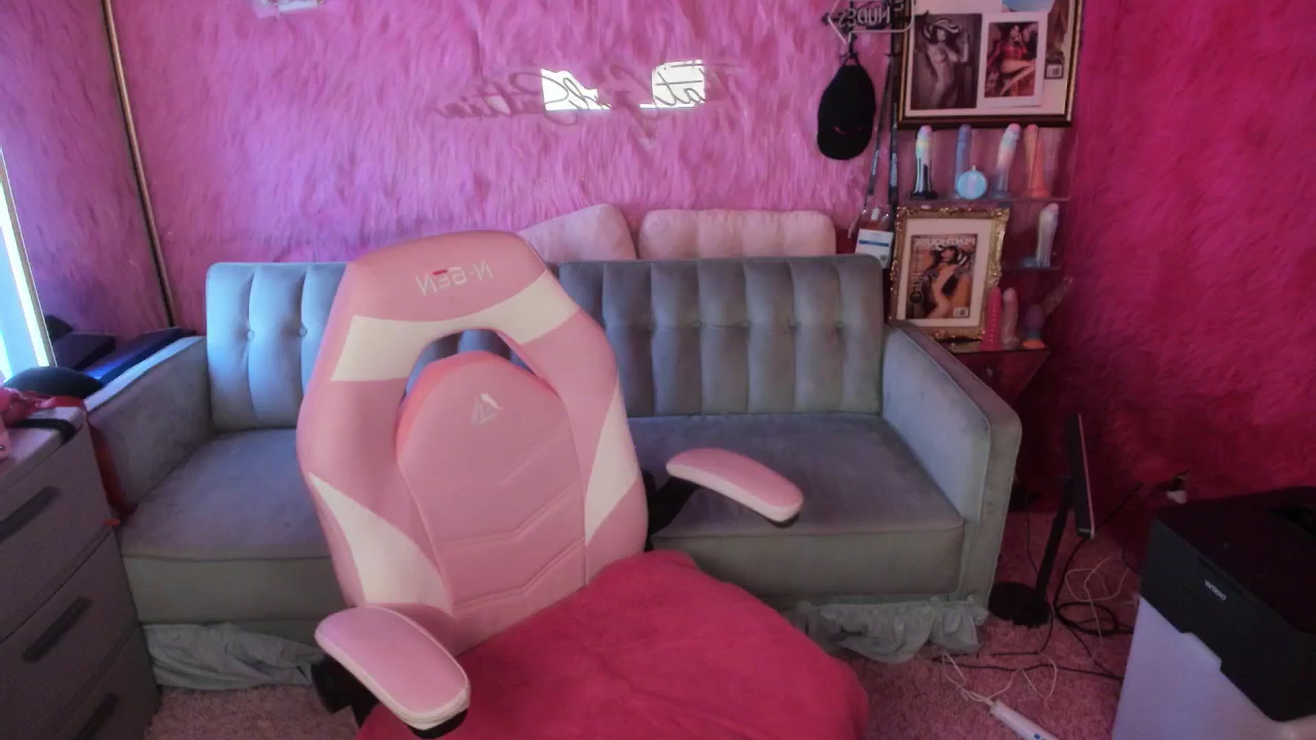 Gallery image thumbnail from thatgrlsuttin's myfreecams stream on, 01/14/2026, 21:04 image 16 of 20
