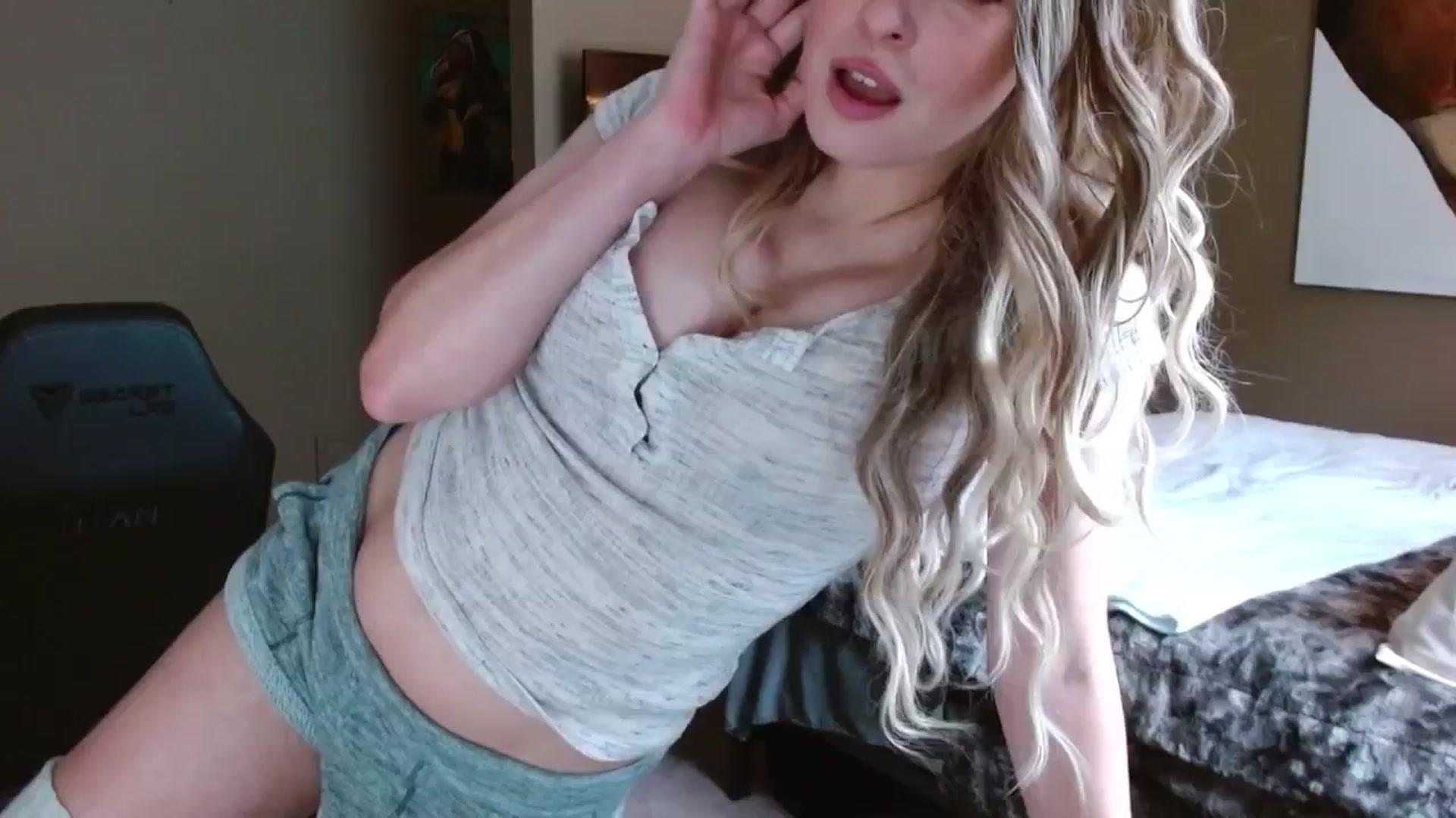 Gallery image thumbnail from theLoveGuru's myfreecams stream on, 11/21/2024, 21:19 image 7 of 20