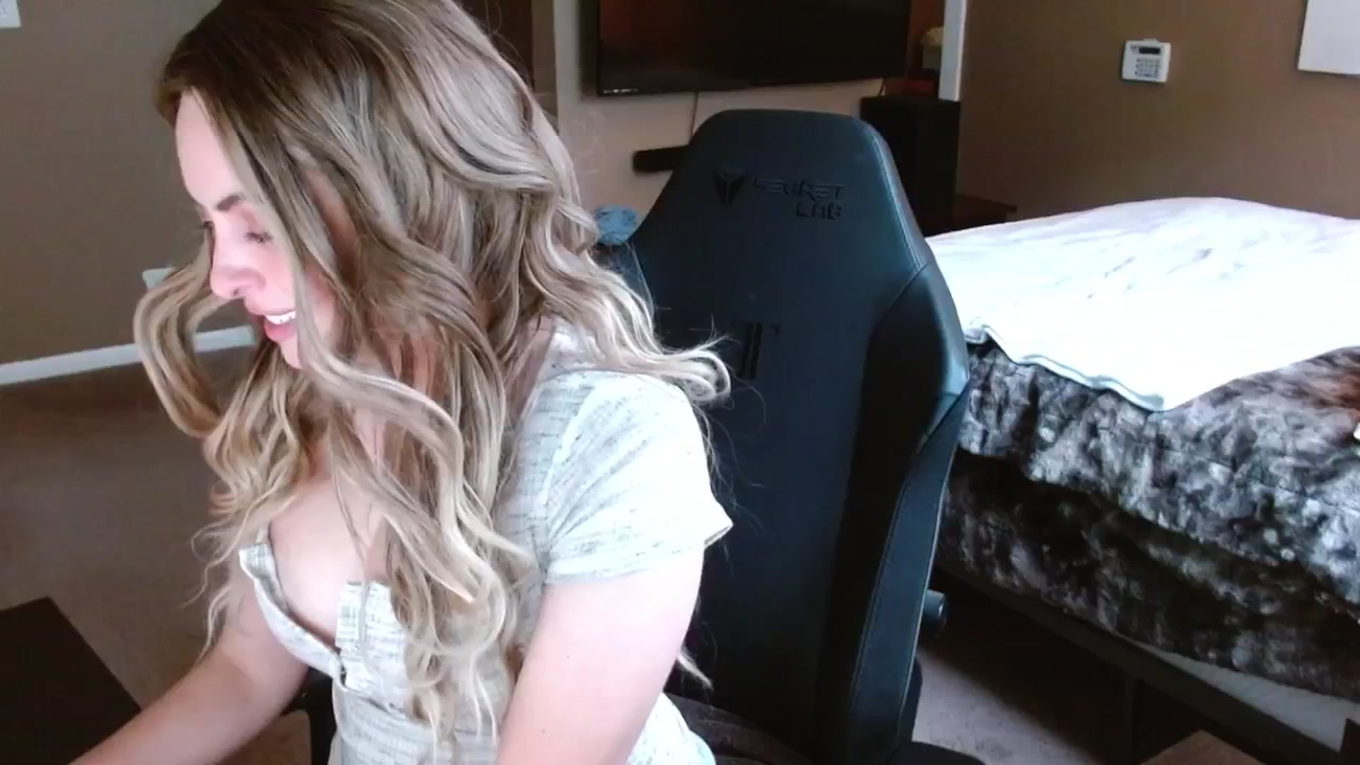 Gallery image thumbnail from theLoveGuru's myfreecams stream on, 11/21/2024, 21:19 image 12 of 20