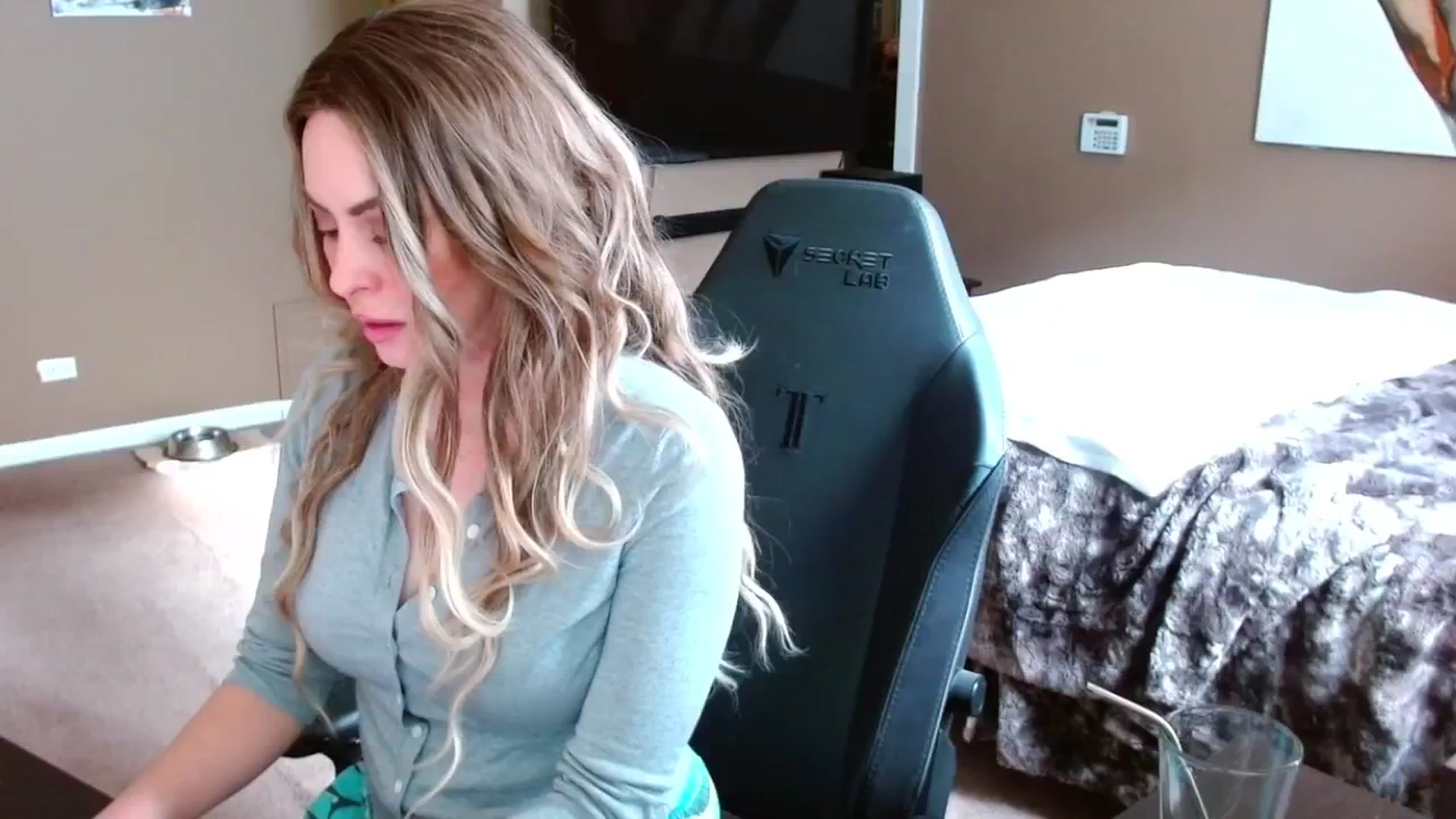 Gallery image thumbnail from theLoveGuru's myfreecams stream on, 12/12/2024, 19:41 image 1 of 20