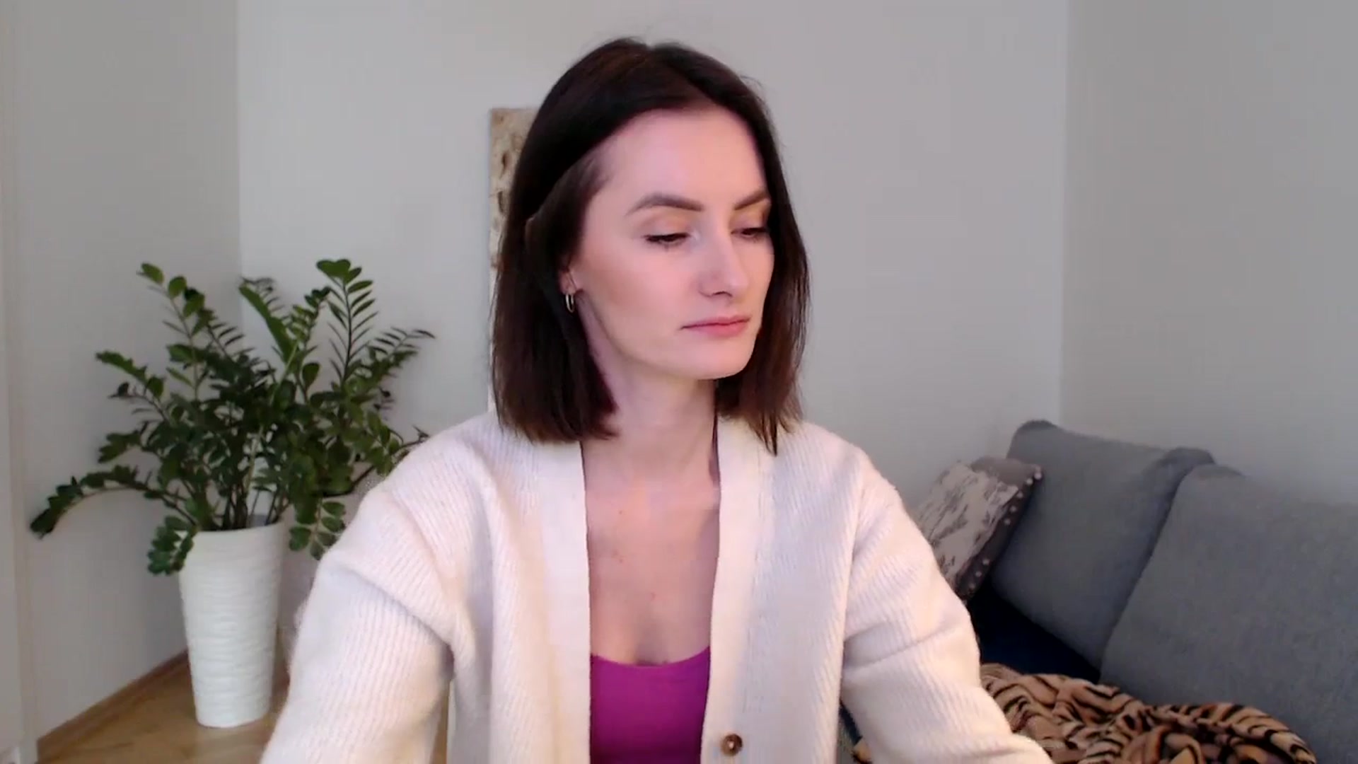 Gallery image thumbnail from the_realpearl's myfreecams stream on, 01/31/2024, 14:20 image 7 of 20