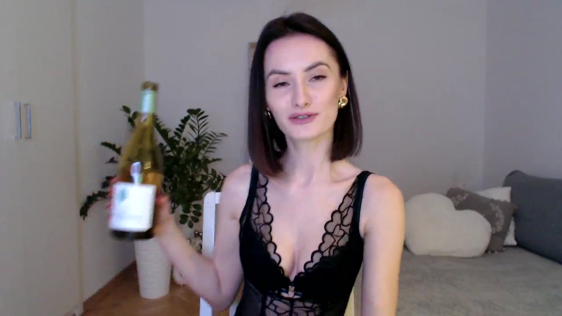 Gallery image thumbnail from the_realpearl's myfreecams stream on, 02/16/2024, 20:47 image 5 of 20