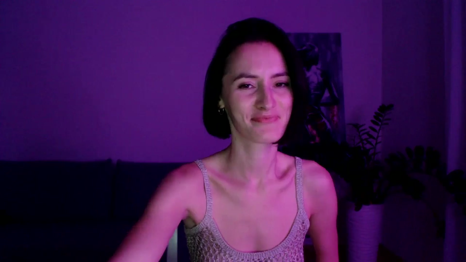 Gallery image thumbnail from the_realpearl's myfreecams stream on, 12/13/2024, 18:49 image 18 of 20