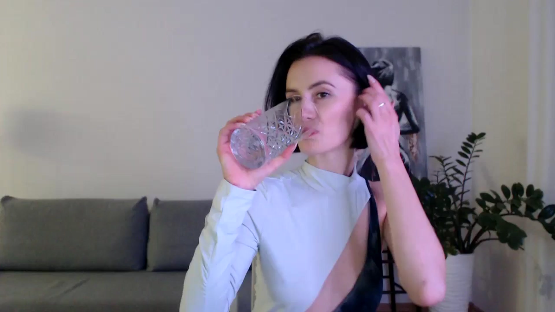 Gallery image thumbnail from the_realpearl's myfreecams stream on, 12/13/2024, 18:49 image 1 of 20