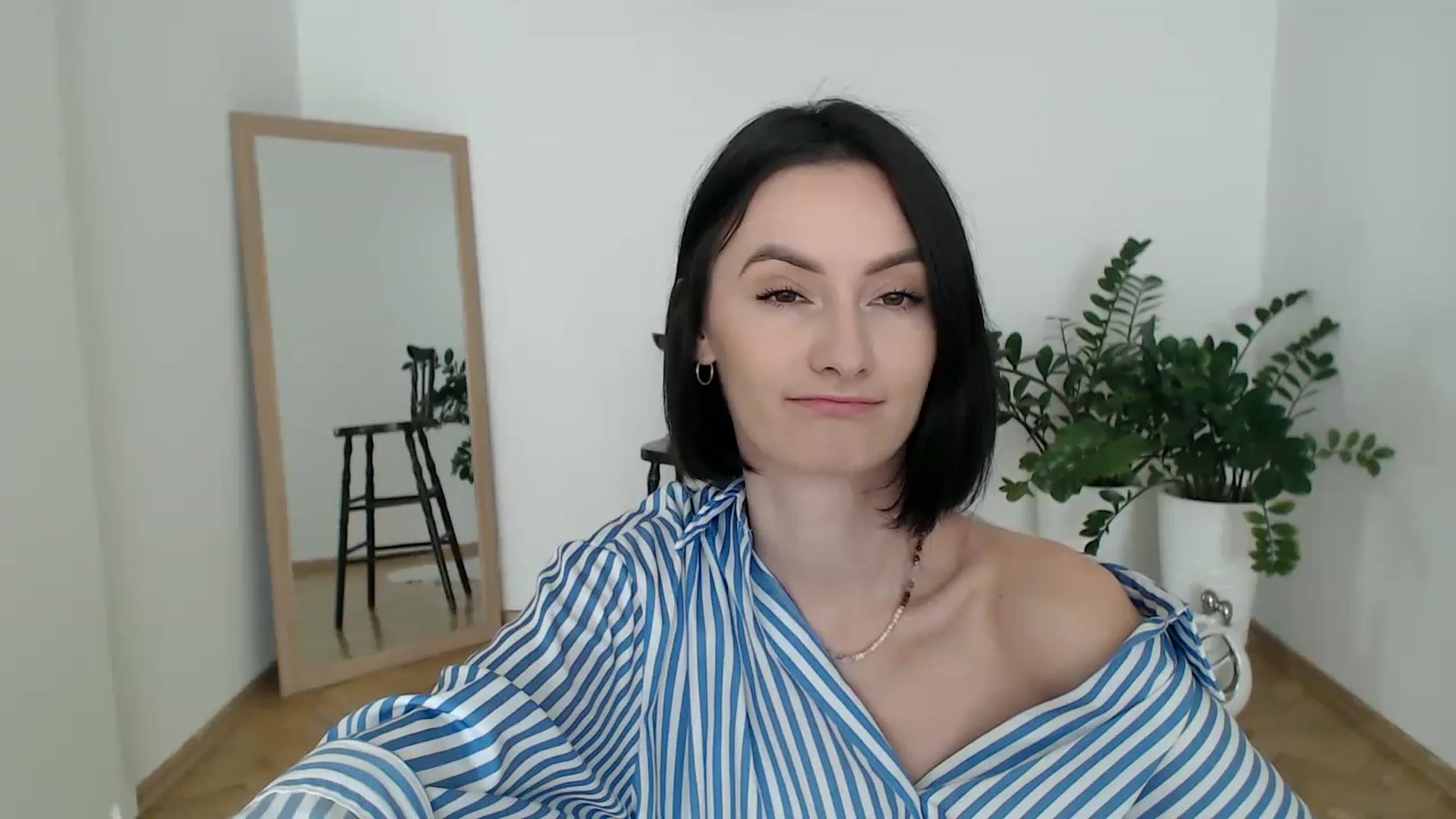 Gallery image thumbnail from the_realpearl's myfreecams stream on, 02/10/2025, 13:26 image 9 of 20