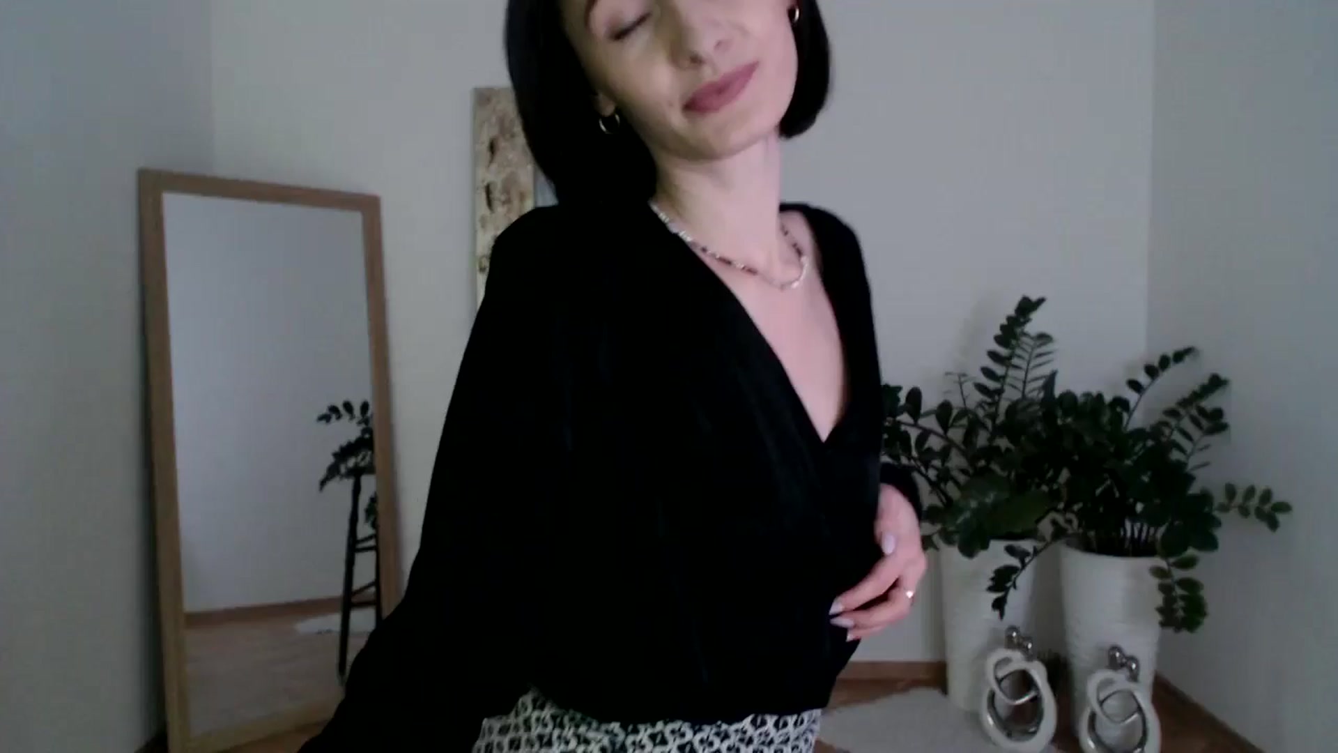 Gallery image thumbnail from the_realpearl's myfreecams stream on, 02/11/2025, 15:52 image 7 of 20