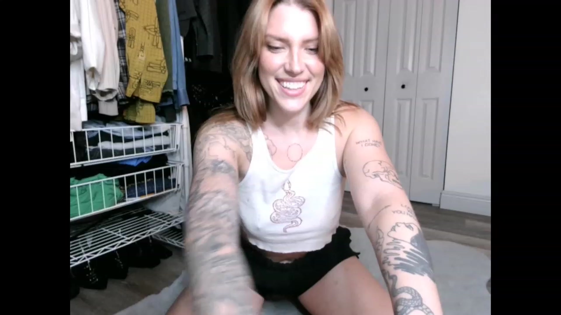 Gallery image thumbnail from the_remedy_'s myfreecams stream on, 12/09/2022, 01:33 image 13 of 20