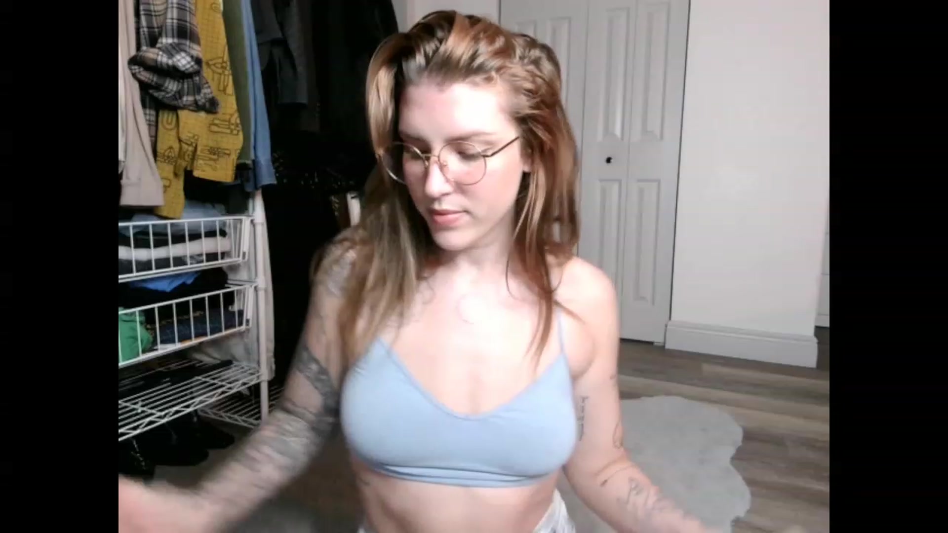 Gallery image thumbnail from the_remedy_'s myfreecams stream on, 12/13/2022, 24:43 image 16 of 20