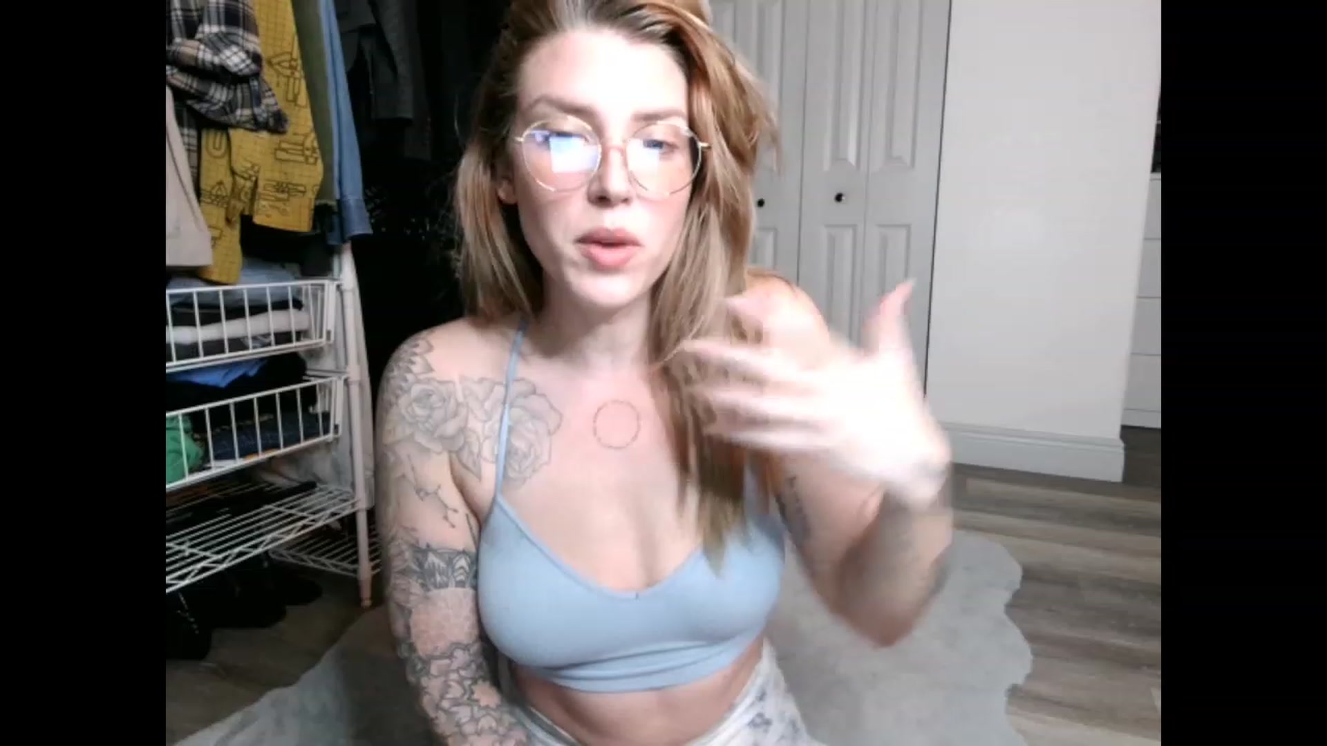 Gallery image thumbnail from the_remedy_'s myfreecams stream on, 12/13/2022, 24:43 image 6 of 20