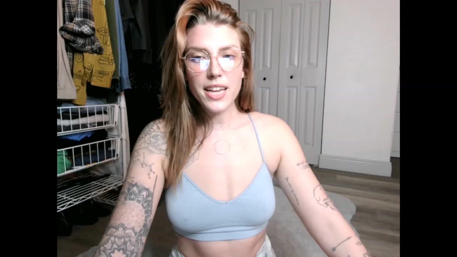 Gallery image thumbnail from the_remedy_'s myfreecams stream on, 12/13/2022, 24:43 image 15 of 20