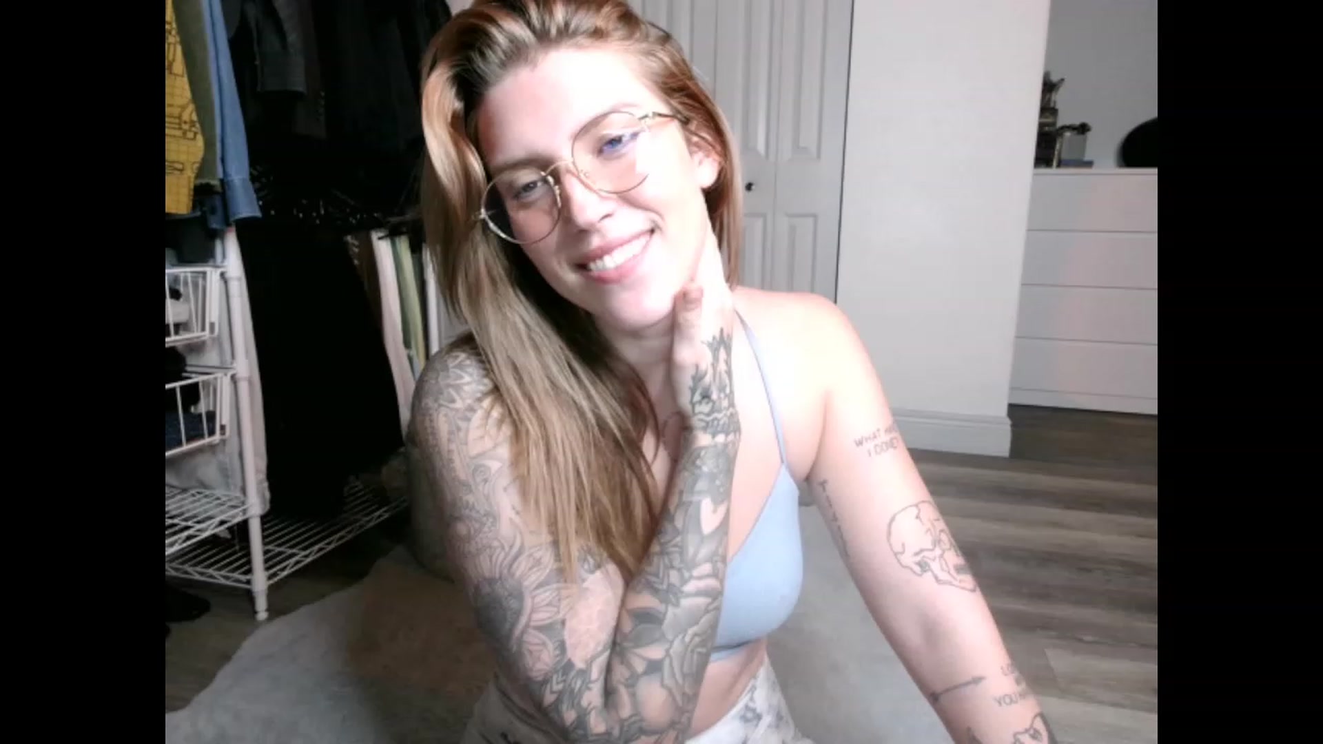 Gallery image thumbnail from the_remedy_'s myfreecams stream on, 12/13/2022, 01:13 image 15 of 20