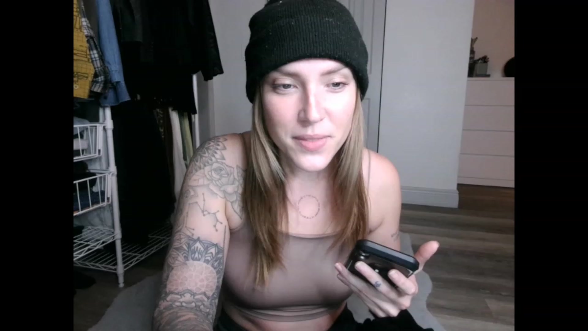 Gallery image thumbnail from the_remedy_'s myfreecams stream on, 12/19/2022, 01:36 image 14 of 20
