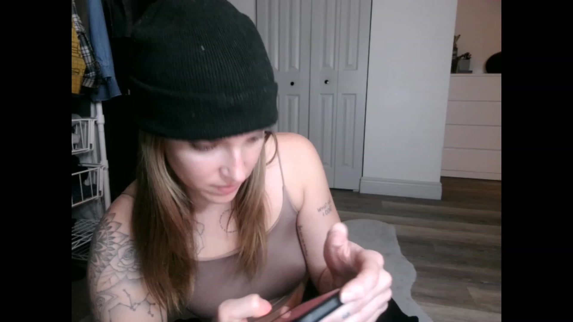 Gallery image thumbnail from the_remedy_'s myfreecams stream on, 12/19/2022, 01:36 image 16 of 20