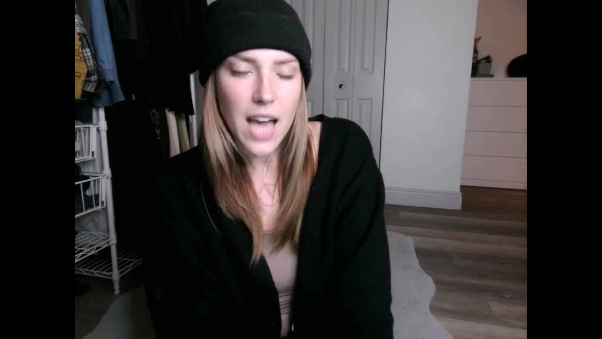 Gallery image thumbnail from the_remedy_'s myfreecams stream on, 12/19/2022, 01:36 image 17 of 20