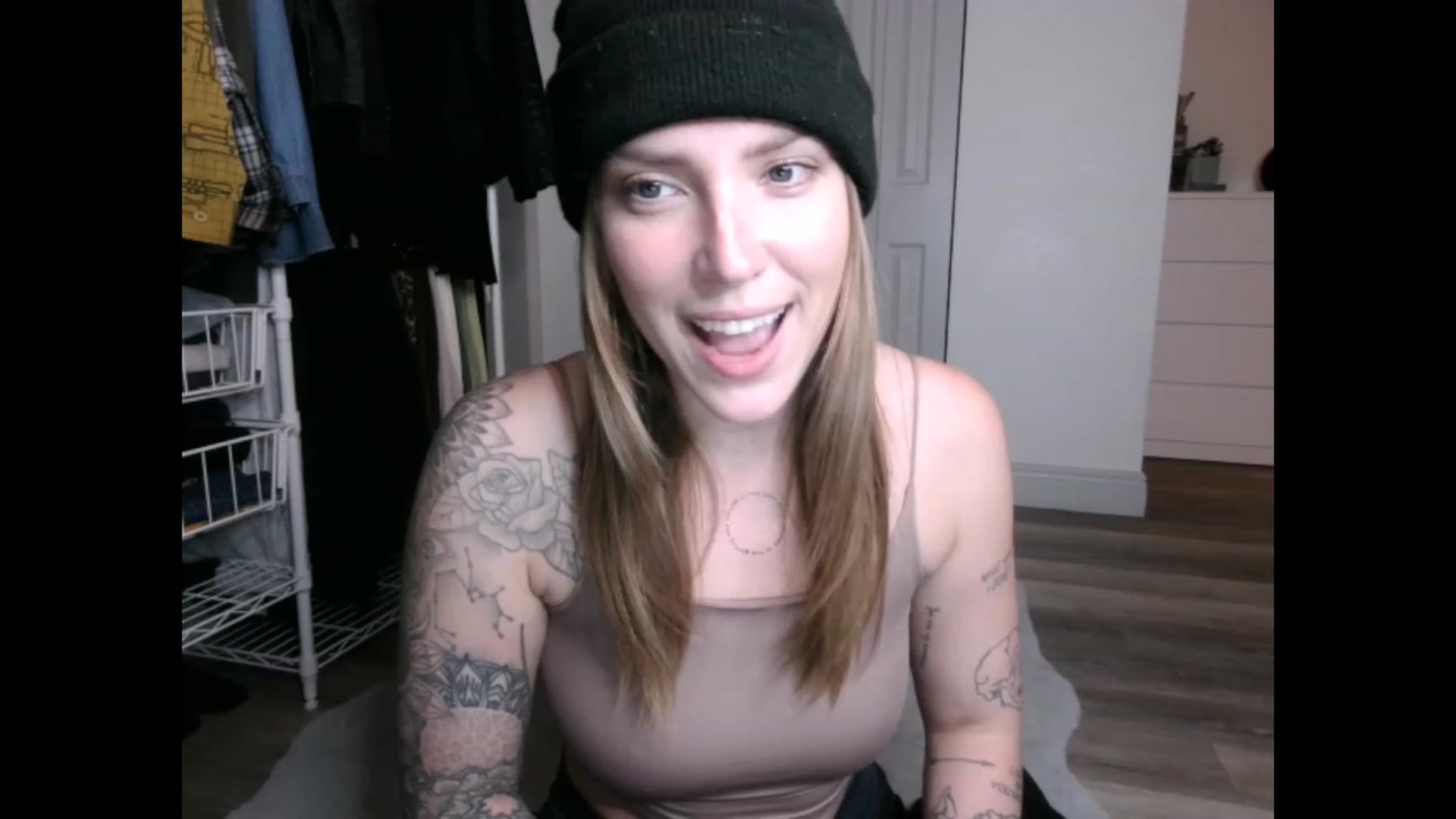 Gallery image thumbnail from the_remedy_'s myfreecams stream on, 12/19/2022, 01:36 image 10 of 20