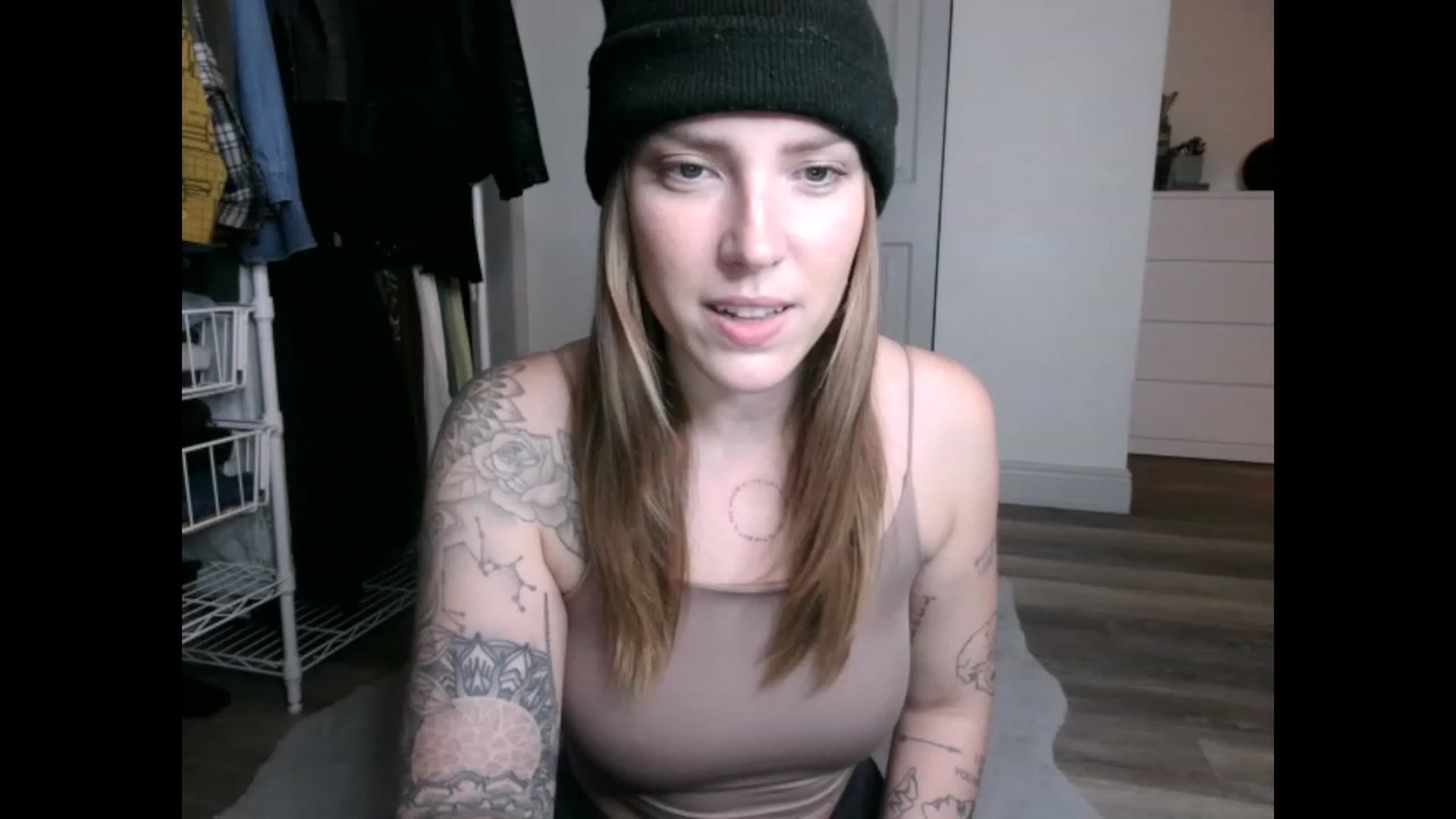 Gallery image thumbnail from the_remedy_'s myfreecams stream on, 12/19/2022, 01:36 image 5 of 20