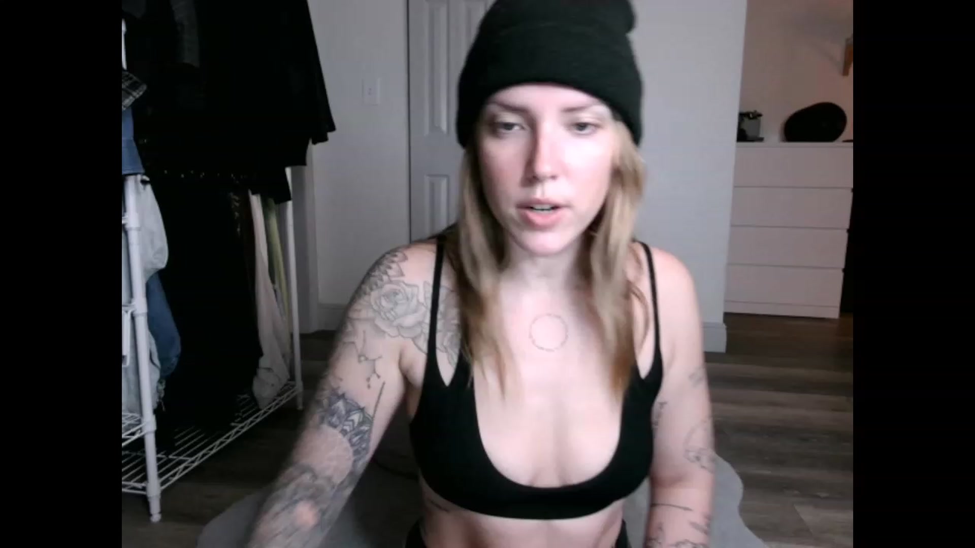 Gallery image thumbnail from the_remedy_'s myfreecams stream on, 12/28/2022, 24:09 image 4 of 20