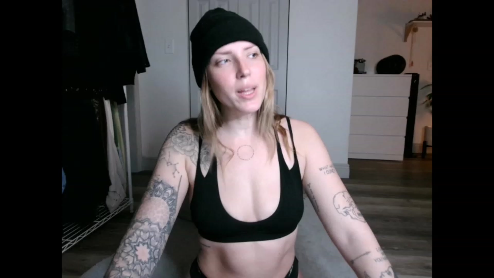 Gallery image thumbnail from the_remedy_'s myfreecams stream on, 12/28/2022, 24:09 image 13 of 20