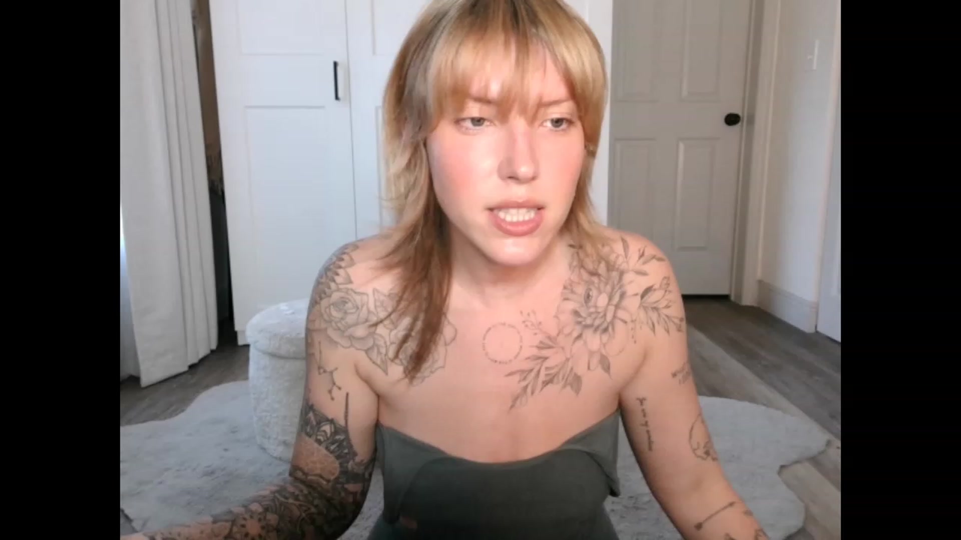 Gallery image thumbnail from the_remedy_'s myfreecams stream on, 03/21/2023, 22:41 image 15 of 20