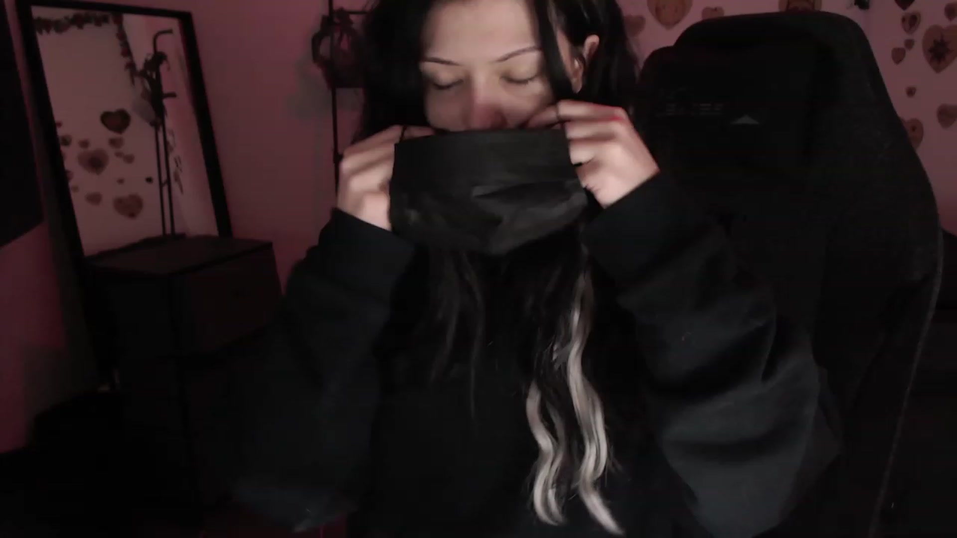 Gallery image thumbnail from the_room's myfreecams stream on, 07/19/2023, 03:22 image 2 of 20