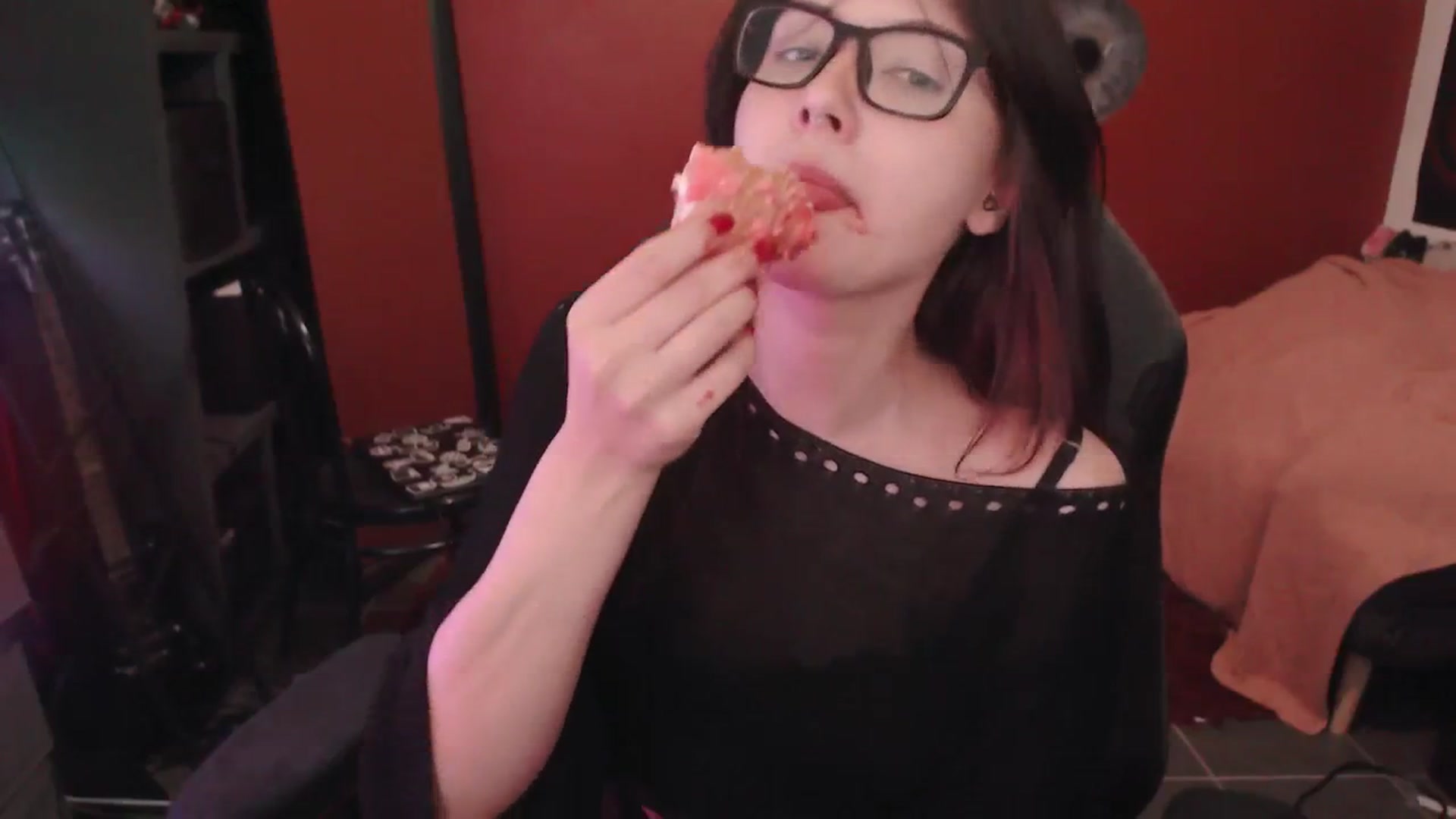 Gallery image thumbnail from theroom's myfreecams stream on, 05/22/2025, 06:27 image 9 of 20