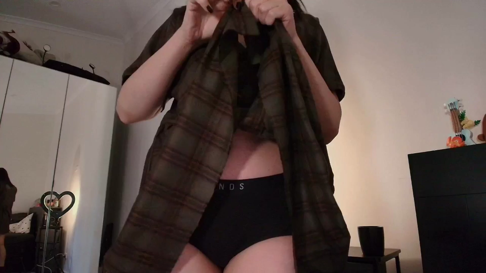 Gallery image thumbnail from theroom's myfreecams stream on, 03/06/2026, 04:17 image 4 of 20