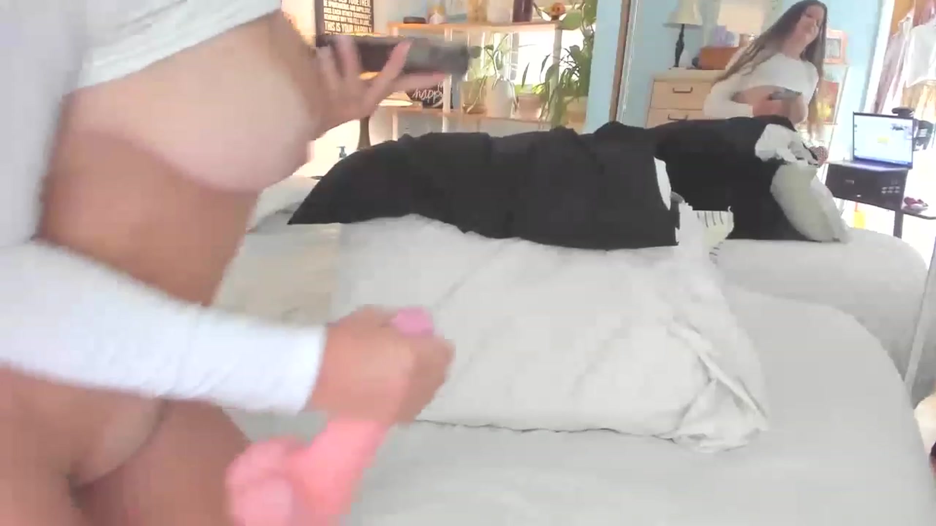 Gallery image thumbnail from thewolfof_MFC's myfreecams stream on, 05/01/2023, 17:31 image 8 of 20