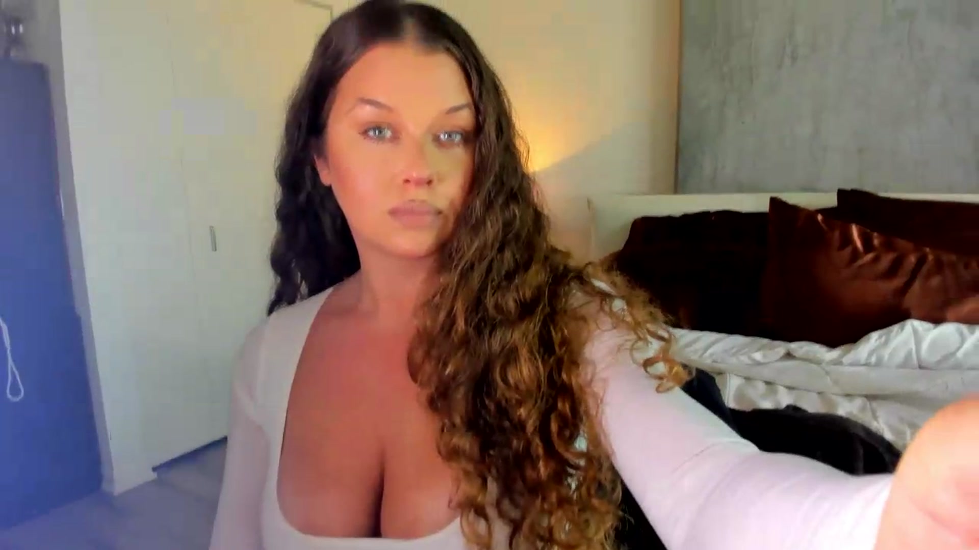 Gallery image thumbnail from thewolfof_MFC's myfreecams stream on, 09/14/2026, 16:17 image 17 of 20