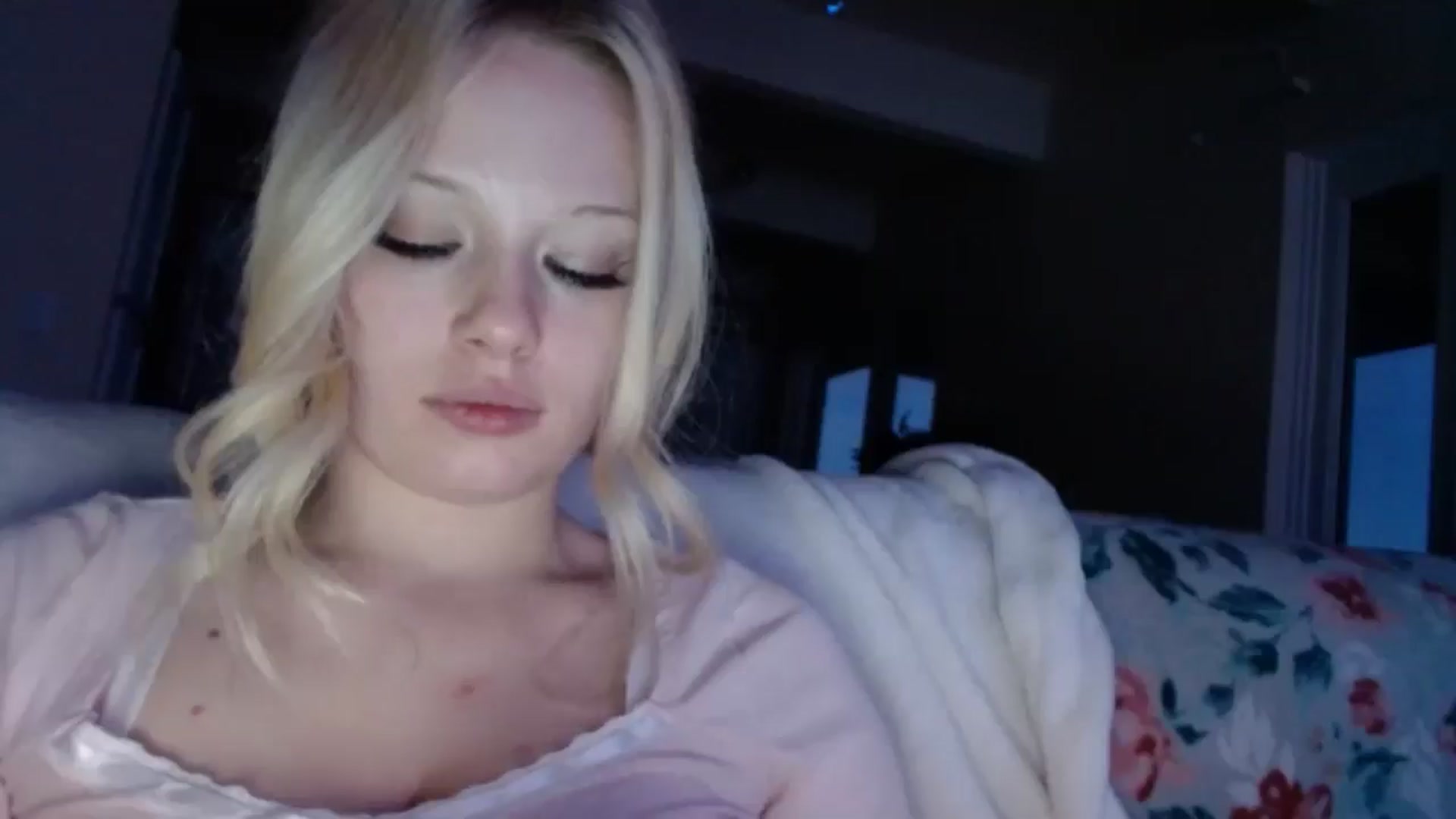 Gallery image thumbnail from thtoneblonde's myfreecams stream on, 12/29/2024, 14:01 image 16 of 20