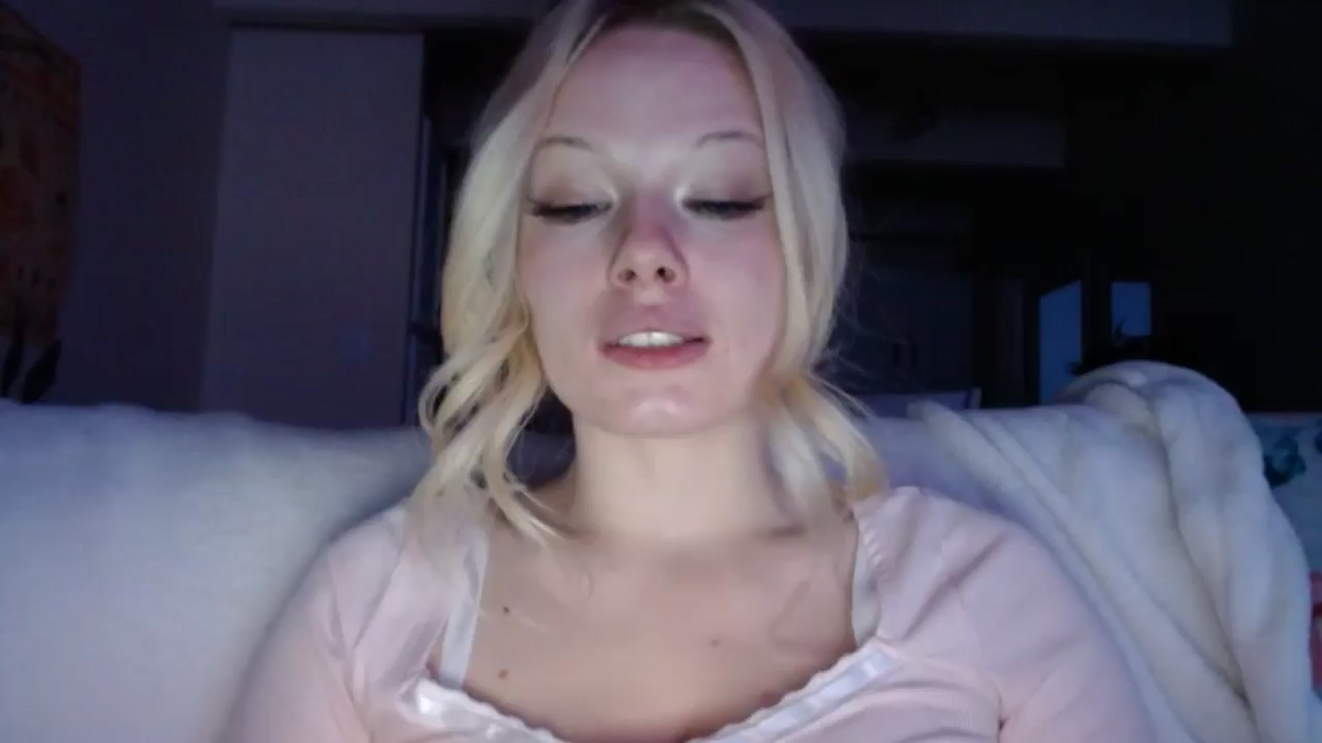 Gallery image thumbnail from thtoneblonde's myfreecams stream on, 12/29/2024, 14:01 image 14 of 20